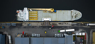 Nor Lines Fredrikstad Terminal - Dronefoto av terminalbygget og et lasteskip ved kai