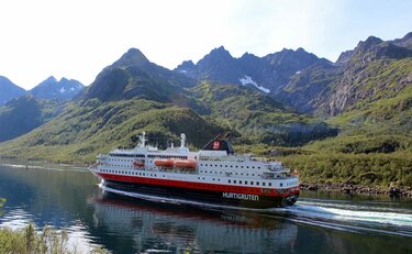 Hurtigruta seiler for Nor Lines